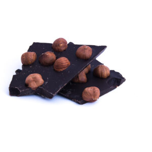 Ručně vyráběná lámaná hořká čokoláda s lískovými oříšky